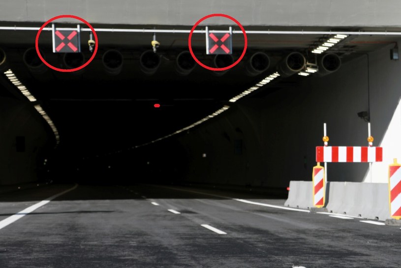 Czerwony znak "X" nad drogą to bardzo ważna informacja /Jan Graczyński /East News