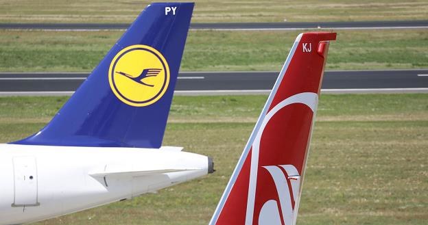 Część Air Berlin (P) przejmie Lufthansa (L) /AFP
