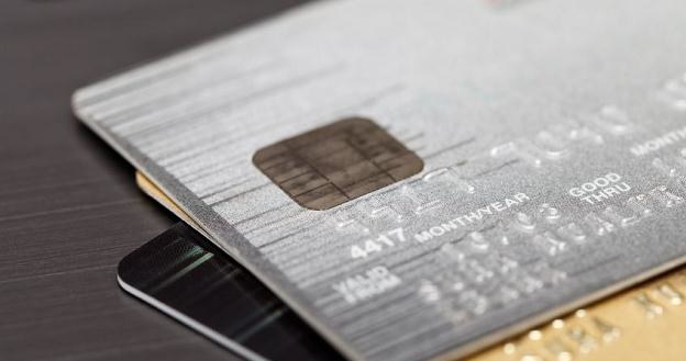 Część banków wydaje karty kredytowe, które mają usługę moneyback /Expander.pl