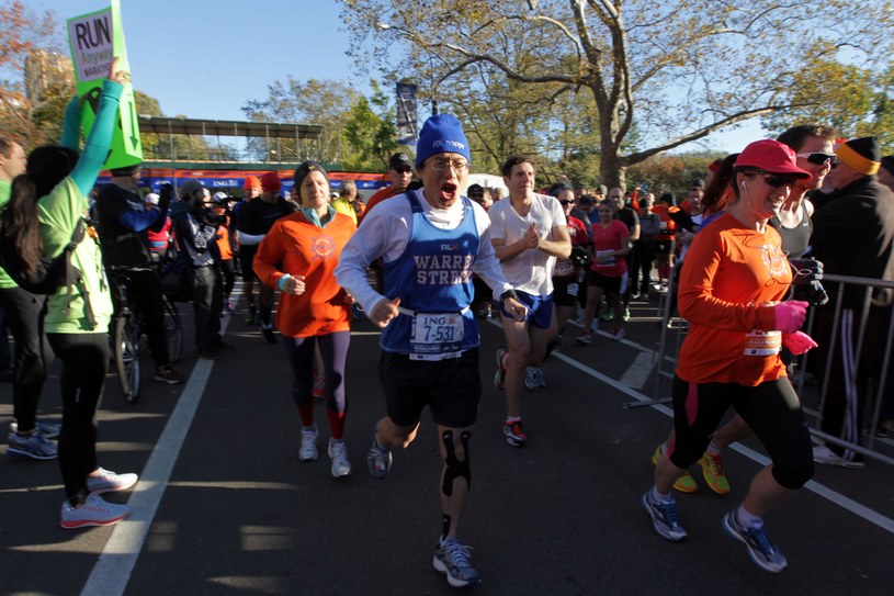 Część biegaczy mimo odwołania imprezy przebiegła dystans maratoński w Nowym Jorku /AFP