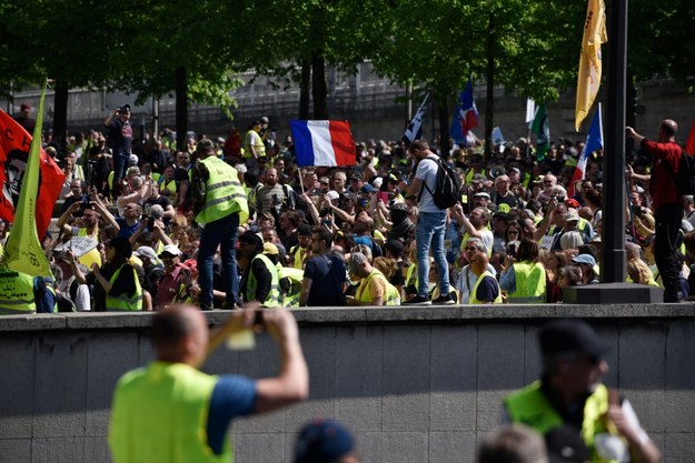 Część demonstrantów domaga się ustąpienia Macrona, lub wręcz prezydenta i całego rządu /	JULIEN DE ROSA /PAP/EPA