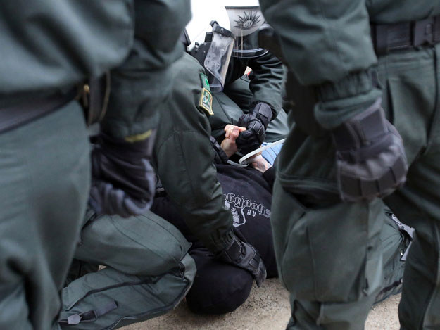 Część demonstrantów usiłowała sforsować policyjną barierę fot. Oliver Berg /AFP