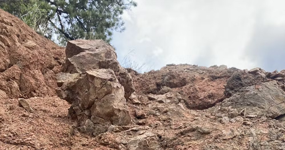 Część granitu Pikes Peak z widoczną 5-metrową i niemal pionową tamą Tava. /Liam Courtney-Davies /materiał zewnętrzny