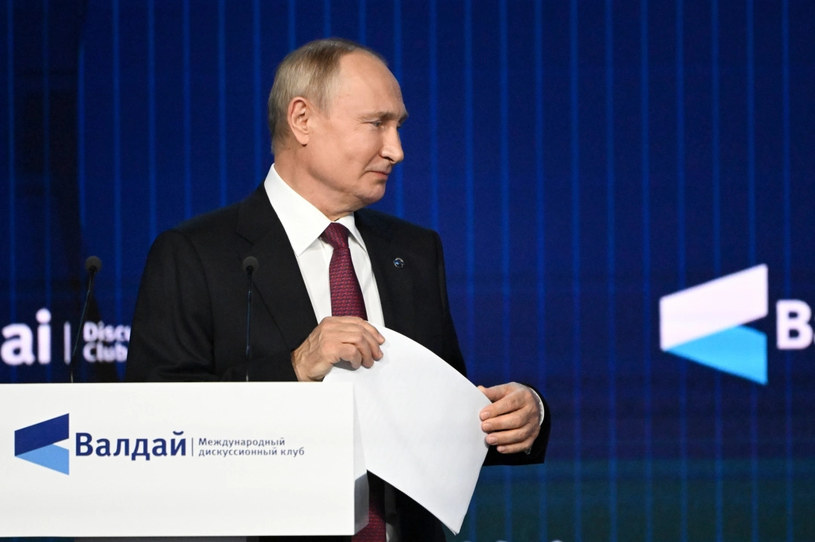Część internautów pokazuje inne zdjęcia i kadry z wystąpienia Putina, jako dowodów na nadinterpretację zdań o agonalnym stanie zdrowia Putina /Sergei Guneyev/Sputnik/AP /AP