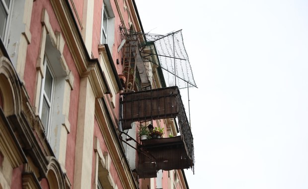 Część kamienicy w Sosnowcu po zawaleniu balkonu nadal wyłączona z użytku