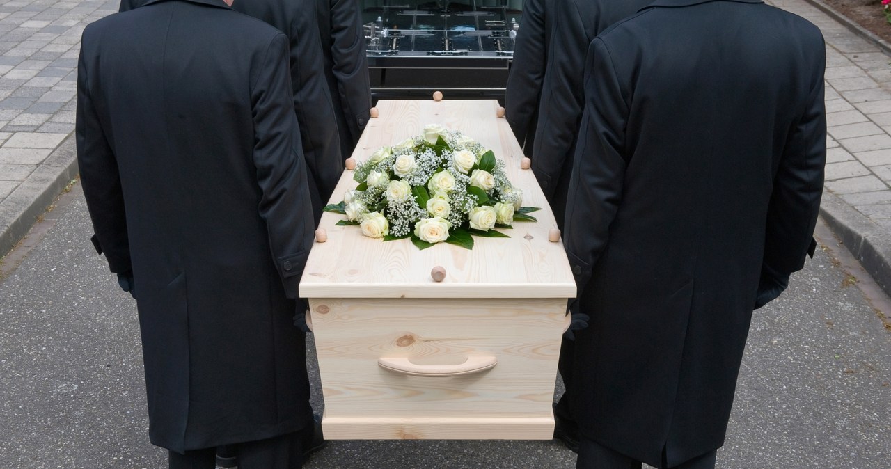 Część kosztów związanych z pochówkiem bliskiej osoby pozwoli pokryć zasiłek pogrzebowy /Pixel