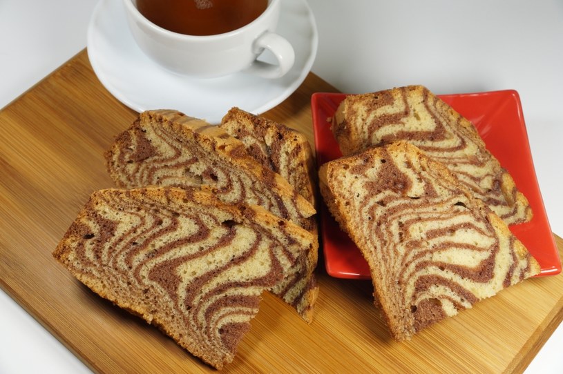 Część mąki pszennej warto zastąpić ziemniaczaną. Ciasto będzie delikatniejsze w smaku, choć może się kruszyć. Do jasnej masy dodaj skórkę otartą z cytryny lub pomarańczy. /123RF/PICSEL