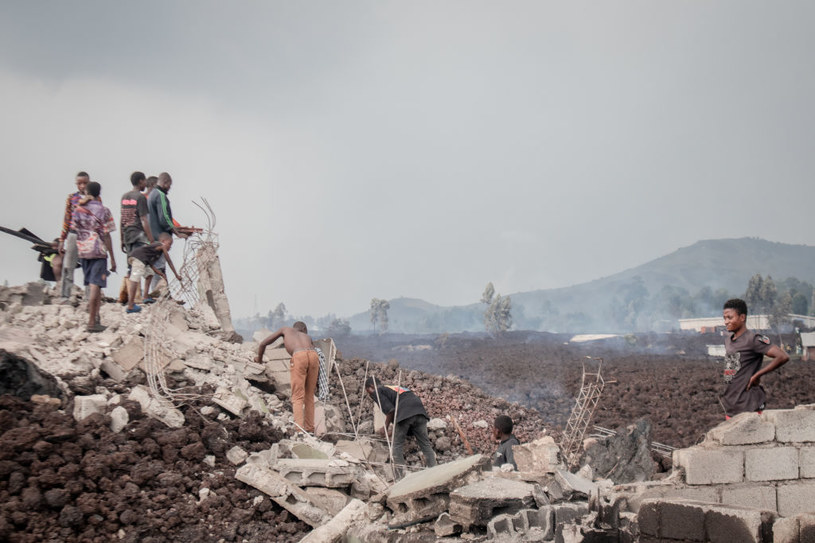 Część miasta po majowej erupcji została doszczętnie zniszczona /GUERCHOM NDEBO /Getty Images