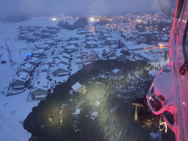 Część miasteczka zapadła się pod ziemię /NORWEGIAN RESCUE SERVICE HANDOUT /PAP/EPA