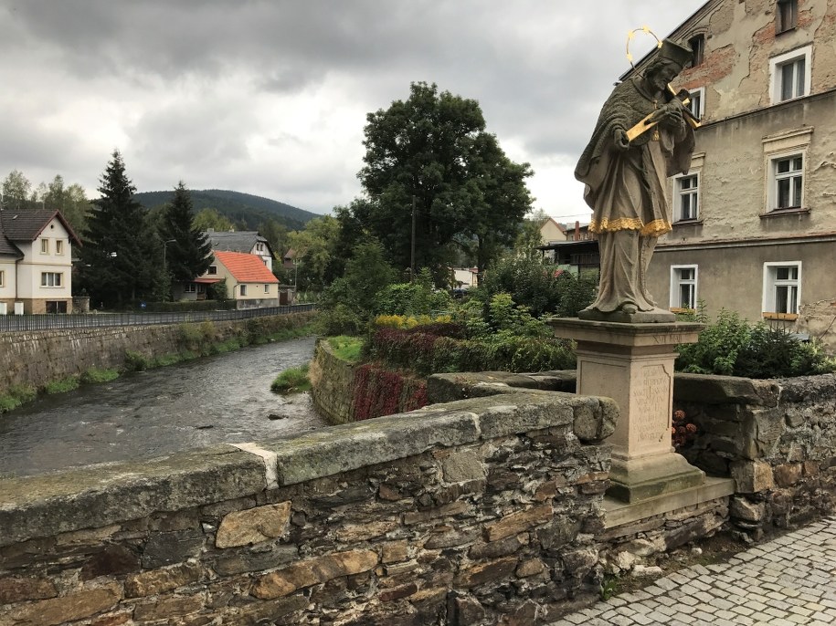 Część mieszkańców wierzy, że most chroni figura św. Jana Nepomucena /Bartłomiej Paulus /RMF FM