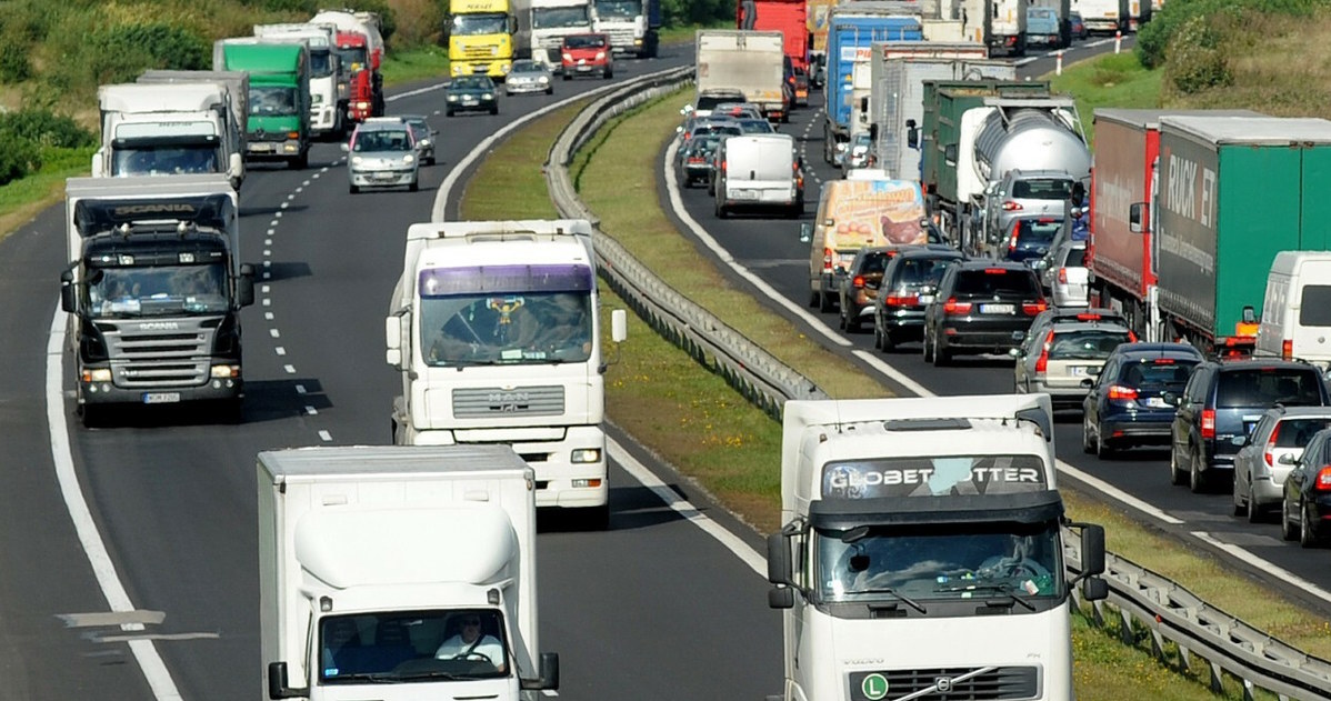 Część nowych przepisów dotycząca zakazu wyprzedzania obejmie też samochody osobowe z przyczepami /Wojciech Stróżyk /Reporter   /Agencja SE/East News