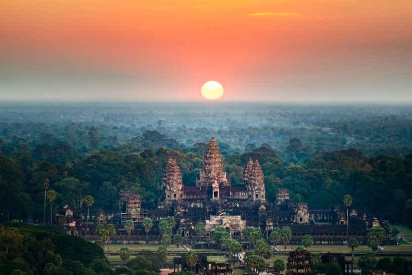 Część osób wciąż wierzy w mit boskiego architekta, który wybudował Angkor Wat w ciągu jednej nocy /123RF/PICSEL