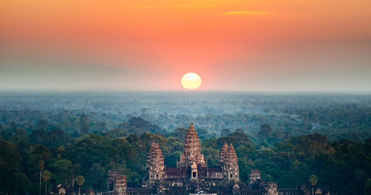 Część osób wciąż wierzy w mit boskiego architekta, który wybudował Angkor Wat w ciągu jednej nocy /123RF/PICSEL