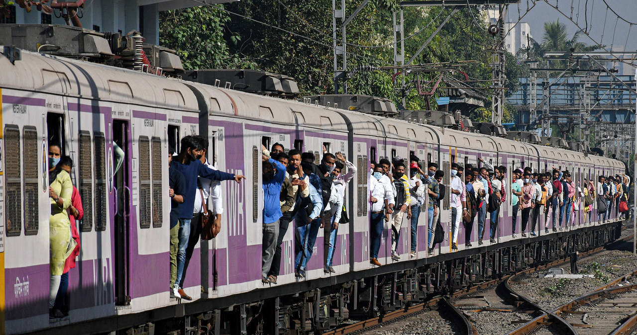 Część pasażerskich połączeń kolejowych w Indiach została wstrzymana /Getty Images