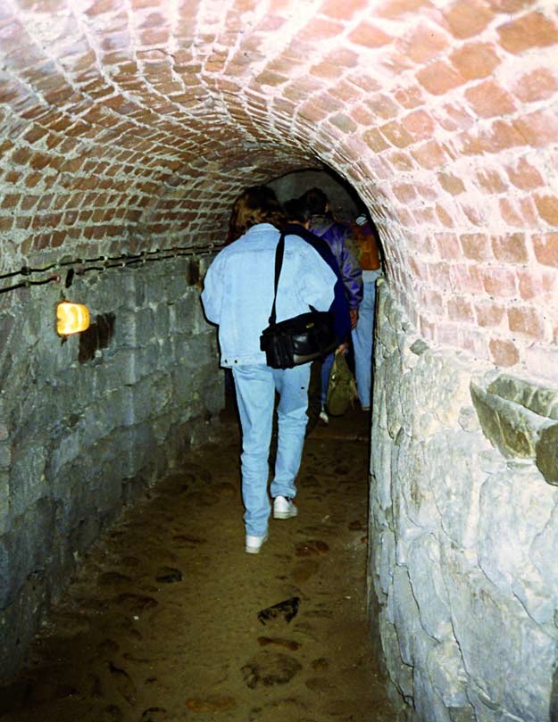 Część podziemnego labiryntu Twierdzy Kłodzkiej od lat jest dostępna dla turystów /Odkrywca