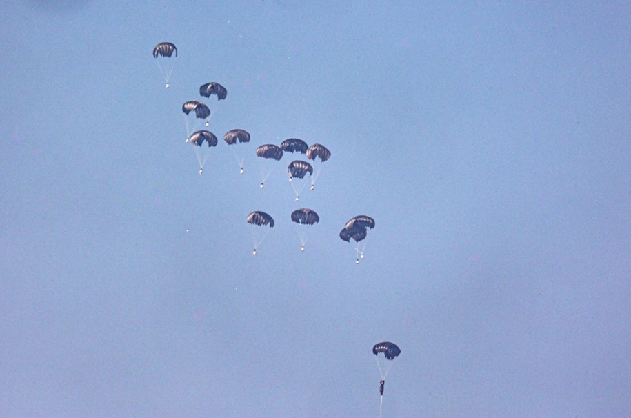 Część pomocy została zrzucona do morza /SAID KHATIB /AFP/EAST NEWS