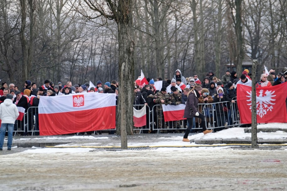 Część środowisk narodowościowych, które przeszły ulicami Oświęcimia w marszu upamiętniającym ofiary Auschwitz, weszła na teren byłego obozu Auschwitz II-Birkenau / 	Andrzej Grygiel    /PAP