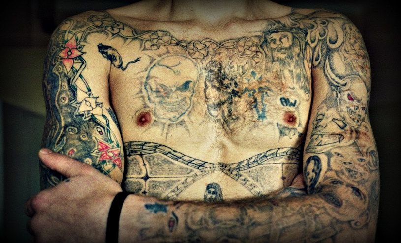Część tatuaży wykonuje się wbrew woli osadzonego - w ten sposób piętnuje się donosicieli /East News