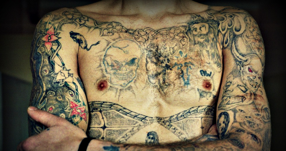 Część tatuaży wykonuje się wbrew woli osadzonego - w ten sposób piętnuje się donosicieli /East News