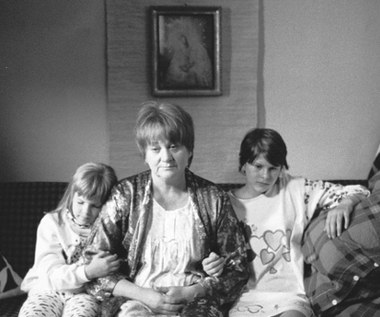 "Cześć Tereska" to film czarno-biały, ale ze zdecydowaną przewagą czerni. Początkowo nic jednak nie zapowiada tragicznego zakończenia. 15-letnia Tereska, skromna, spokojna dziewczyna z szarego, wielkomiejskiego osiedla, nie wyróżnia się niczym szczególnym. Mieszka z rodzicami i młodszą siostrą w ciasnym mieszkanku, śpiewa w kościelnym chórze. Po podstawówce nie dostała się do liceum plastycznego, więc matka postanowiła, że córka pójdzie do szkoły krawieckiej: zawsze chciała przecież projektować ubrania.