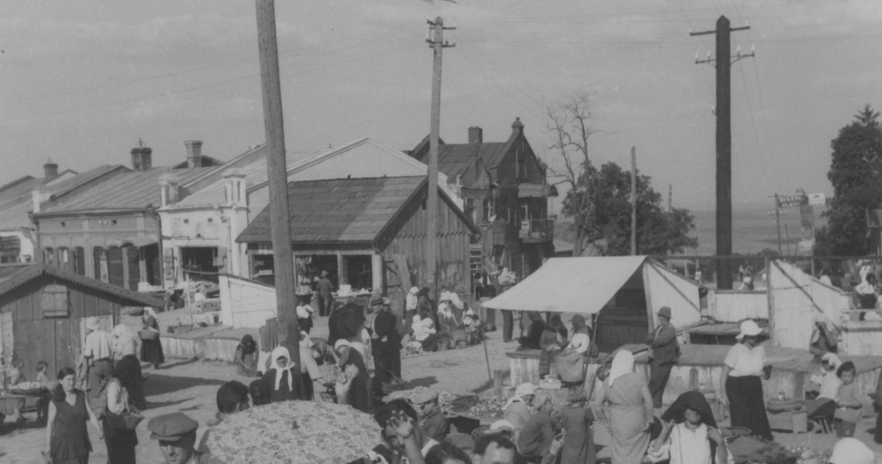 Część uprawianych owoców sprzedawano na prężnie działających straganach, rozkładanych na rynkach niedaleko plaż. /Z archiwum Narodowego Archiwum Cyfrowego