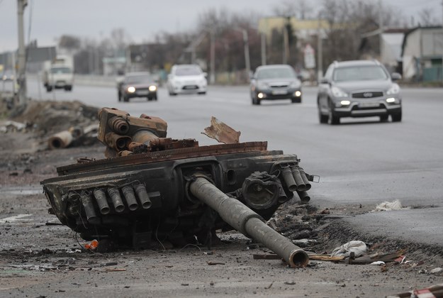 Część uszkodzonego rosyjskiego czołgu leży na drodze niedaleko miasteczka Browary pod Kijowem /SERGEY DOLZHENKO /PAP/EPA