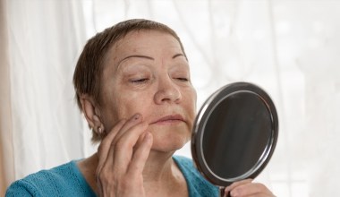 Część wypij, a resztę nałóż na twarz. Cera będzie nawilżona i napięta 