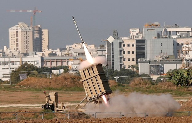 Część wystrzelonych ze Strefy Gazy rakiet jest przechwytywana przez izraelski system antyrakietowy Żelazna Kopuła (na zdjęciu) /ATEF SAFADI  /PAP/EPA