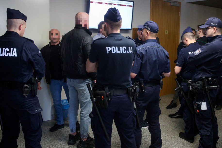 Część z oskarżonych przed salą rozpraw Sądu Apelacyjnego w Krakowie /	Łukasz Gągulski /PAP