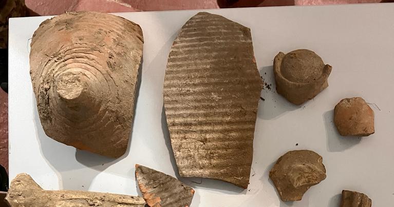 Część znalezionych fragmentów historycznej amfory. Może to być jedno z największych odkryć archeologicznych, jakie niespodziewanie przyniosła wojna w Ukrainie /Państwowa Straża Graniczna Ukrainy