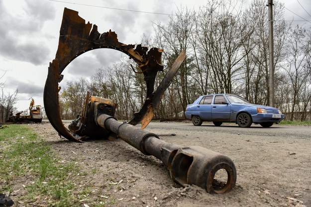 Część zniszczonego sprzętu artyleryjskiego w pobliżu Borodzianki /OLEG PETRASYUK /PAP/EPA