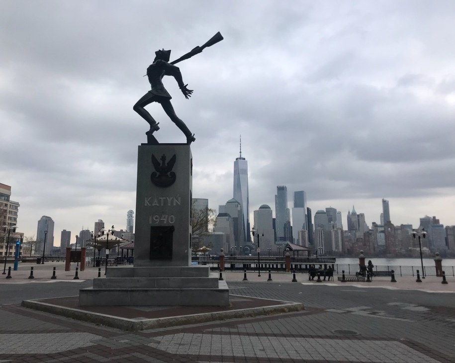 Części Polonii nie odpowiada kompromisowa decyzja podjęta w sprawie Pomnika Katyńskiego /Piotr Żuchowski /Paweł Żuchowski, RMF FM