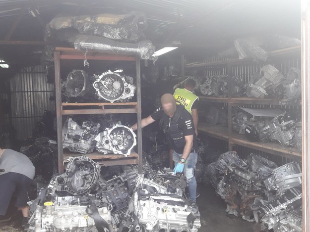 Części samochodowe pochodzące z blisko 200 skradzionych samochodów odnalezione na Podbeskidziu /Śląska policja /Policja