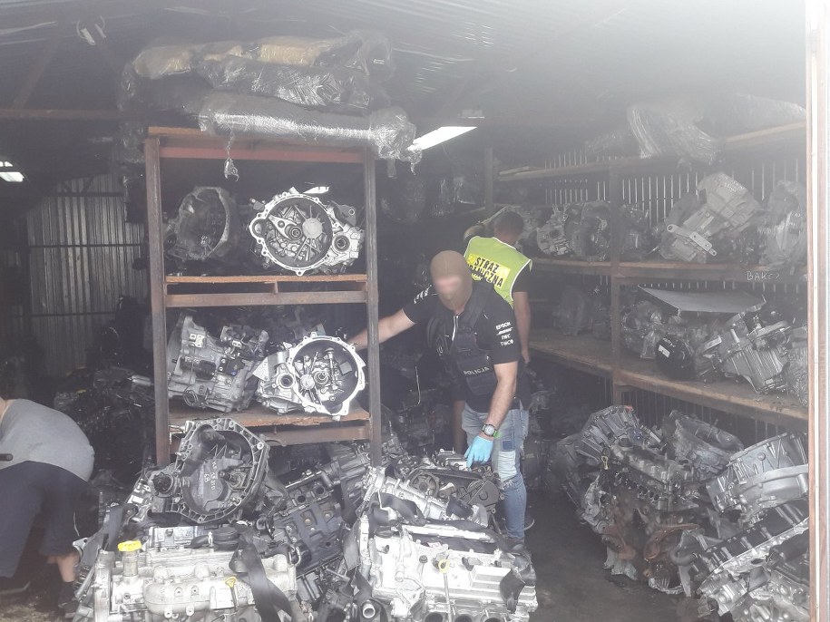 Części samochodowe pochodzące z blisko 200 skradzionych samochodów odnalezione na Podbeskidziu /Śląska policja /Policja