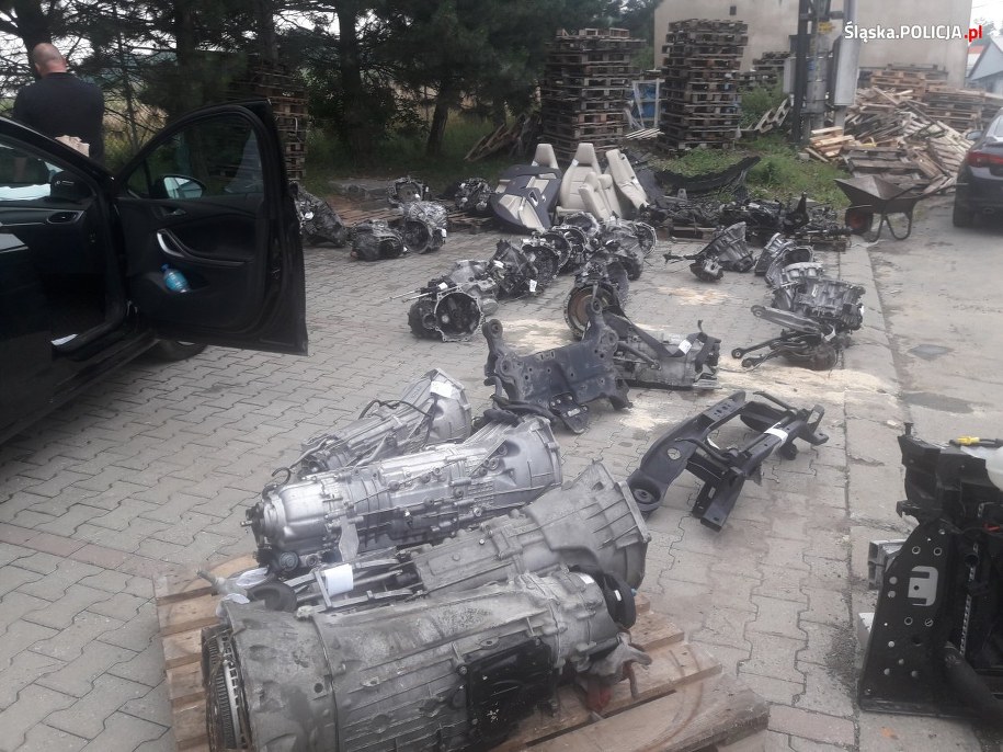 Części samochodowe pochodzące z blisko 200 skradzionych samochodów odnalezione na Podbeskidziu /Śląska policja /Policja