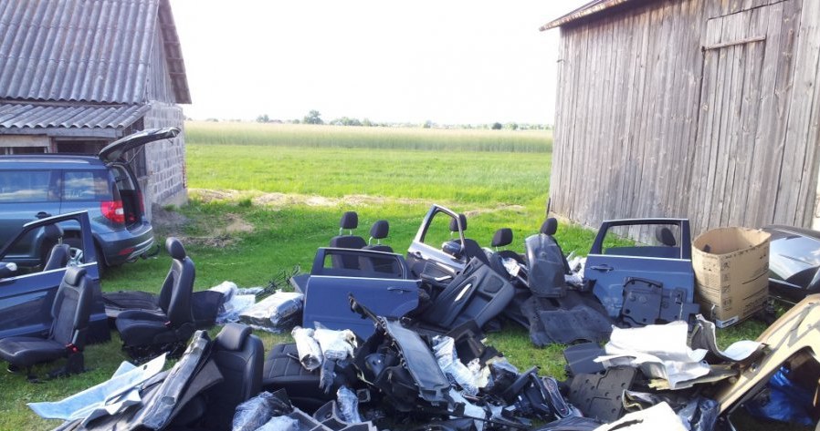 Części z kradzionych samochodów w Węgrowie /Policja