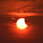 Częściowe zaćmienie Słońca nad Polską. Kiedy i jak je oglądać? 