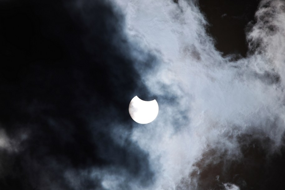 Częściowe zaćmienie Słońca widziane z Gorzowa Wielkopolskiego /Lech Muszyński /PAP