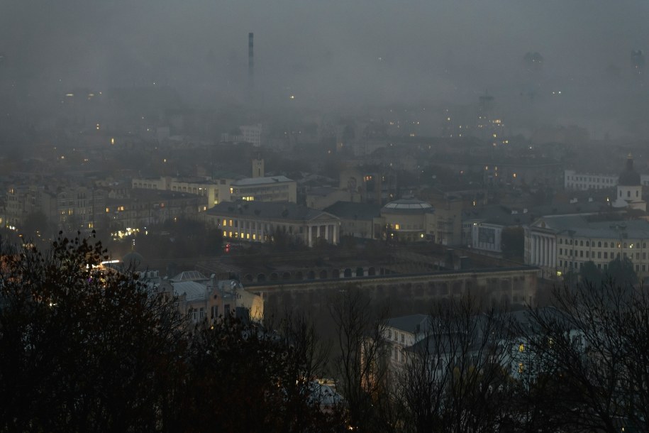 Częściowo pogaszone światła w centrum Kijowa podczas planowego wyłączenia energii elektrycznej /Vladyslav Musiienko /PAP