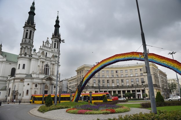 Częściowo spalona Tęcza z pl. Zbawiciela /Radek  Pietruszka /PAP