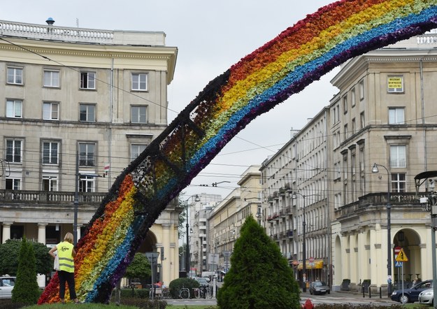 Częściowo spalona Tęcza z pl. Zbawiciela /Radek  Pietruszka /PAP