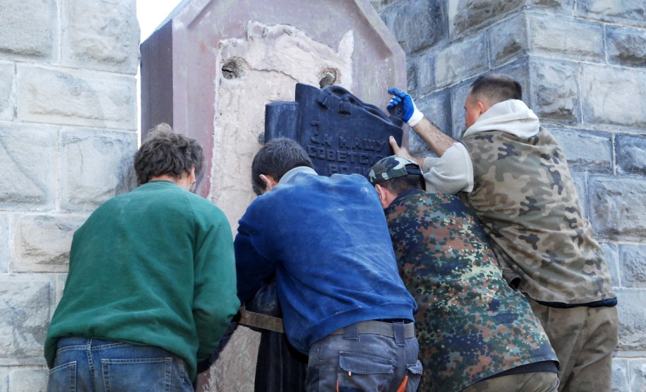 Częściowy demontaż pomnika Armii Czerwonej /Grzegorz Momot /PAP /PAP