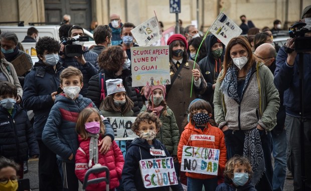 Częściowy lockdown w dwóch województwach. Fatalna sytuacja w Czechach [RELACJA]