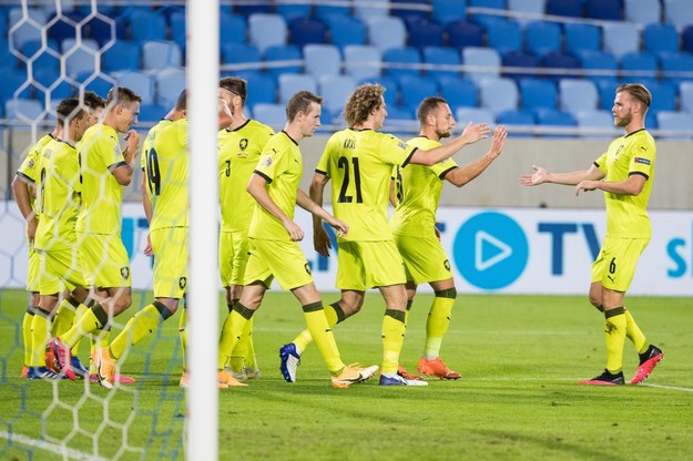 Czescy piłkarze cieszą się z gola w piątkowym wyjazdowym meczu ze Słowacją w Lidze Narodów /JAKUB GAVLAK /PAP/EPA