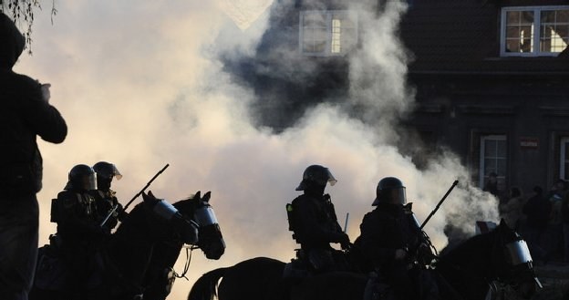 Czescy policjanci na koniach w czasie interwencji w Litvinovie /AFP