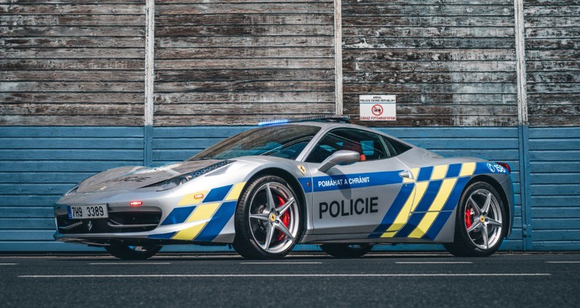 Czescy policjanci przesiadają się do Ferrari. Skąd je mają? Zabrali przestępcom