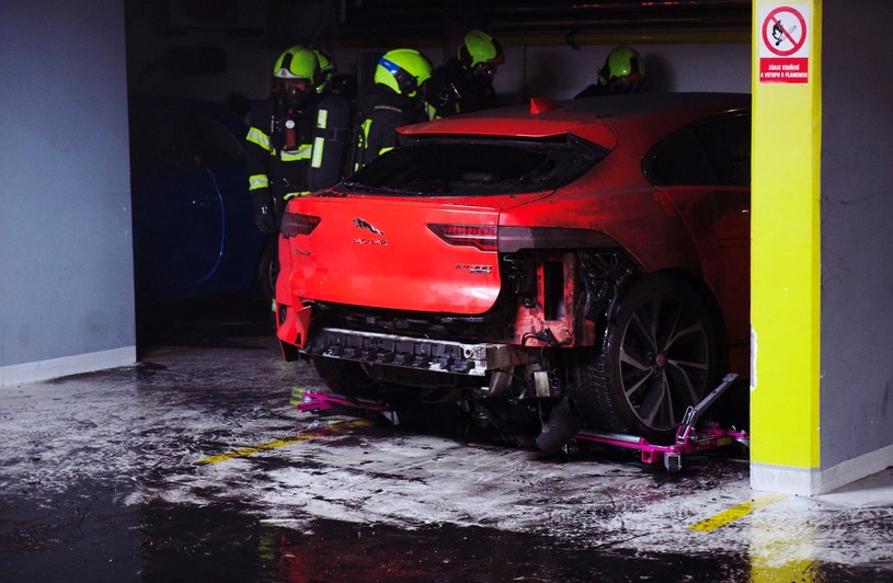 Czescy strażacy ugasili pożar samochodu elektrycznego znajdującego się na parkingu podziemnym. /HZS Praha /