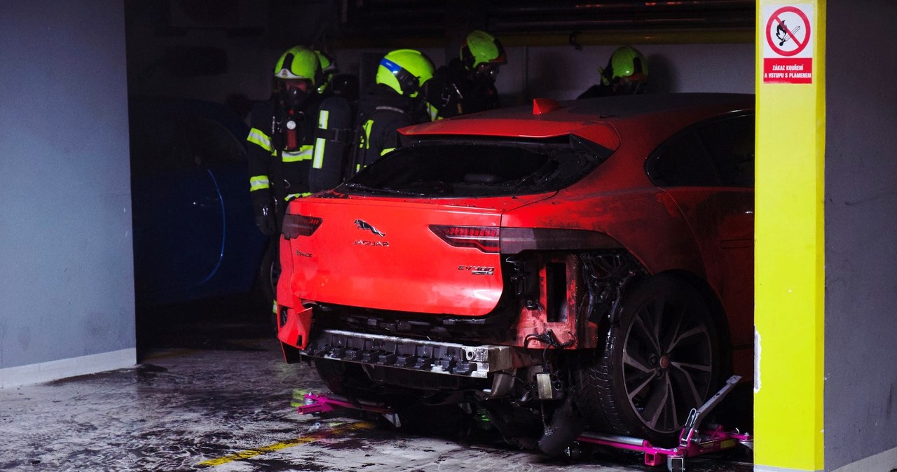 Czescy strażacy ugasili pożar samochodu elektrycznego znajdującego się na parkingu podziemnym. /HZS Praha /