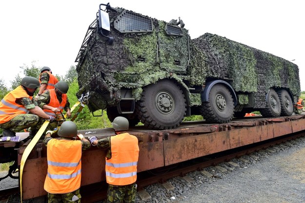 Czescy żołnierze przygotowują transport sprzętu wojskowego przed rozpoczęciem misji w państwach bałtyckich /Ondrej Hajek/CTK /PAP/EPA