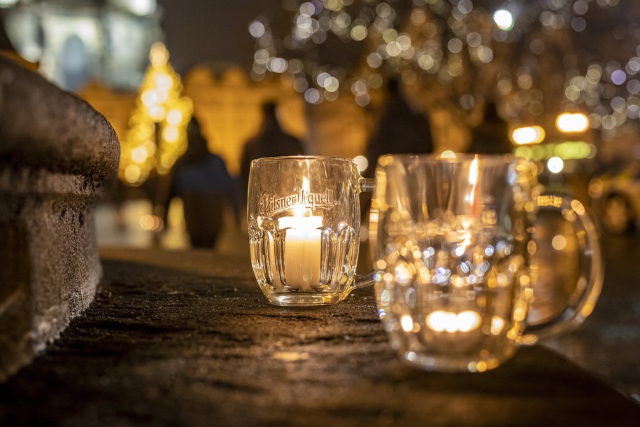 Czesi protestowali przeciwko koronawirusowym obostrzeniom w nietypowy sposób /Martin Divisek /PAP/EPA